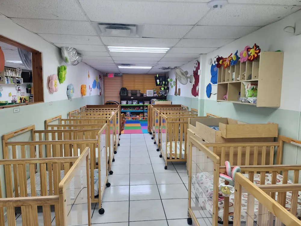 Área del centro preparada para actividades de aprendizaje infantil