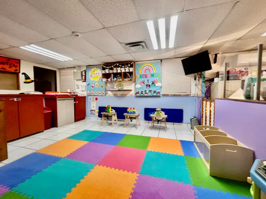 Espacio limpio y organizado para niños