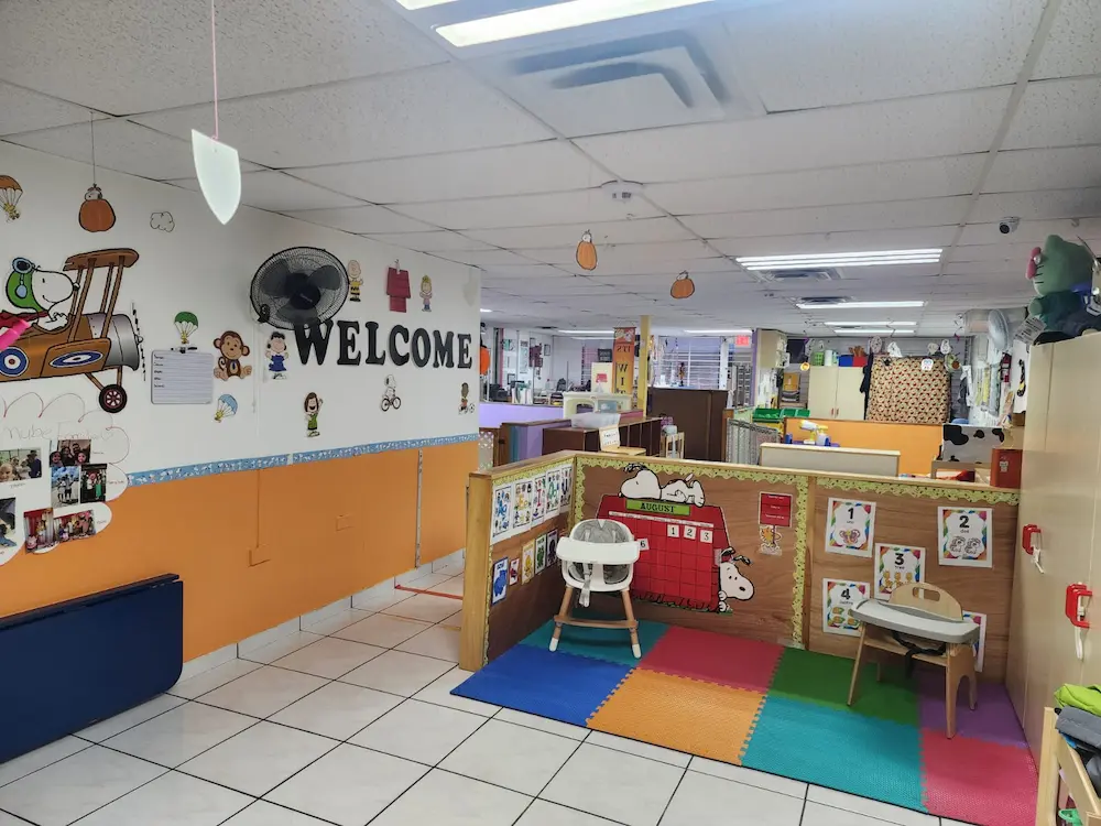 Espacio del centro de cuido con materiales para niños