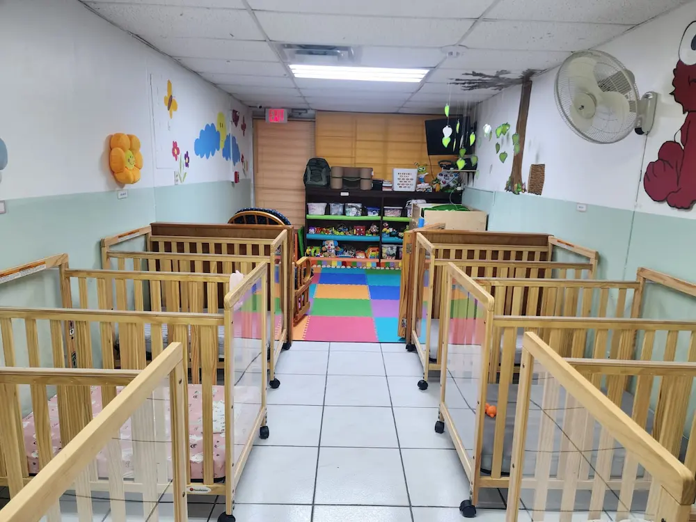 Ambiente interior del centro organizado para cuido y aprendizaje