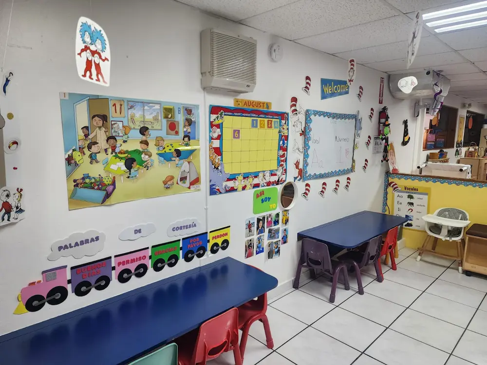 Salón del centro preparado para la rutina diaria